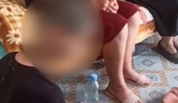 Vajza shqiptare prej vitesh mbahet e lidhur me zinxhir, nëna: Po e lëshova mund të dëmtojë veten ose të tjerët