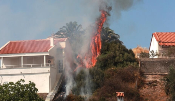 Greqia digjet në flakë, evakuohen vendasit dhe turistët