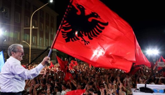Berisha ka një përshëndetje për shqiptarët: ‘Lavdi Flamurit të kombit’