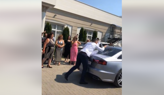 Dasmori thyen xhamin e veturës së nuses, del video