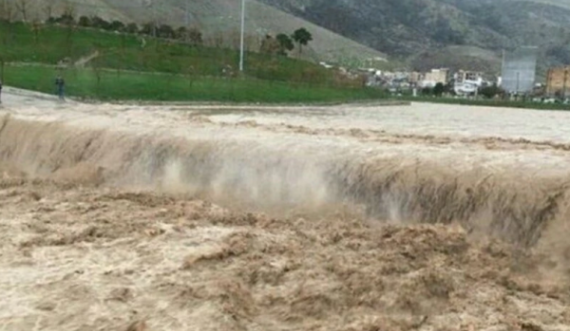 Moti i keq me përmbytje u merr jetën 14 personave në Greqi