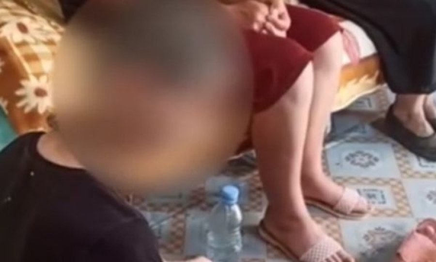 Vajza shqiptare prej vitesh mbahet e lidhur me zinxhir, nëna: Po e lëshova mund të dëmtojë veten ose të tjerët