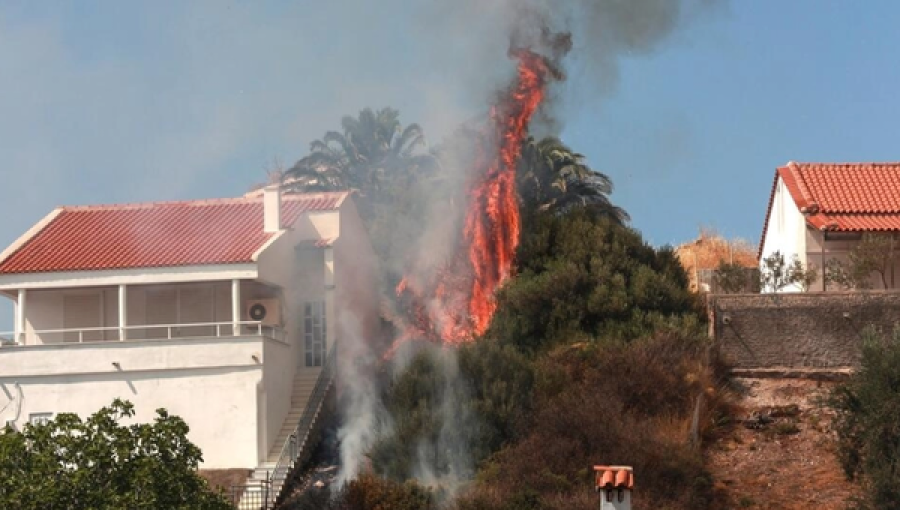 Greqia digjet në flakë, evakuohen vendasit dhe turistët