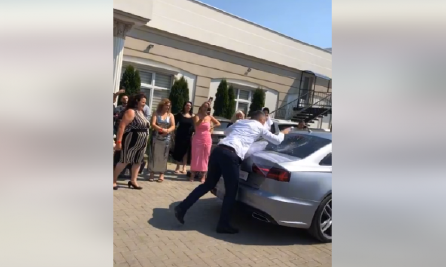 Dasmori thyen xhamin e veturës së nuses, del video