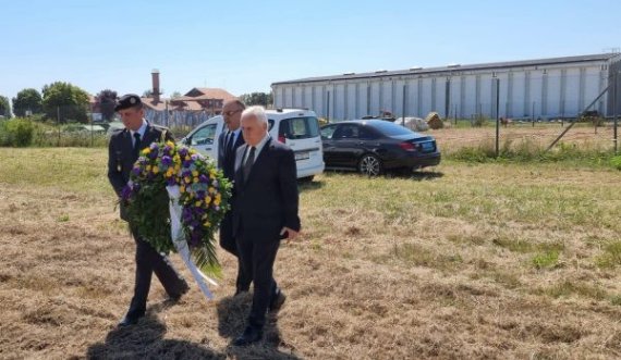 Martin Berishaj vendos lule në Sllavonski Brod, aty ku sot një vit vdiqën 10 kosovarë