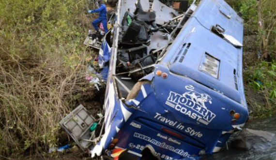 Tragjike! Autobusi bie nga ura dhe fundoset në lumë, vdesin 30 persona