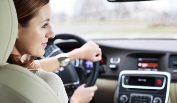 Studimi: Gratë janë shofere më të mira se burrat