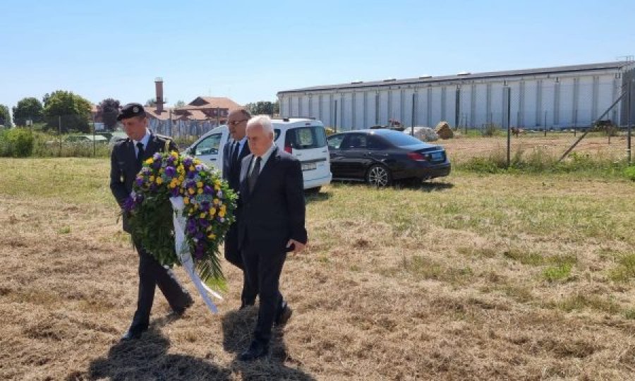 Martin Berishaj vendos lule në Sllavonski Brod, aty ku sot një vit vdiqën 10 kosovarë