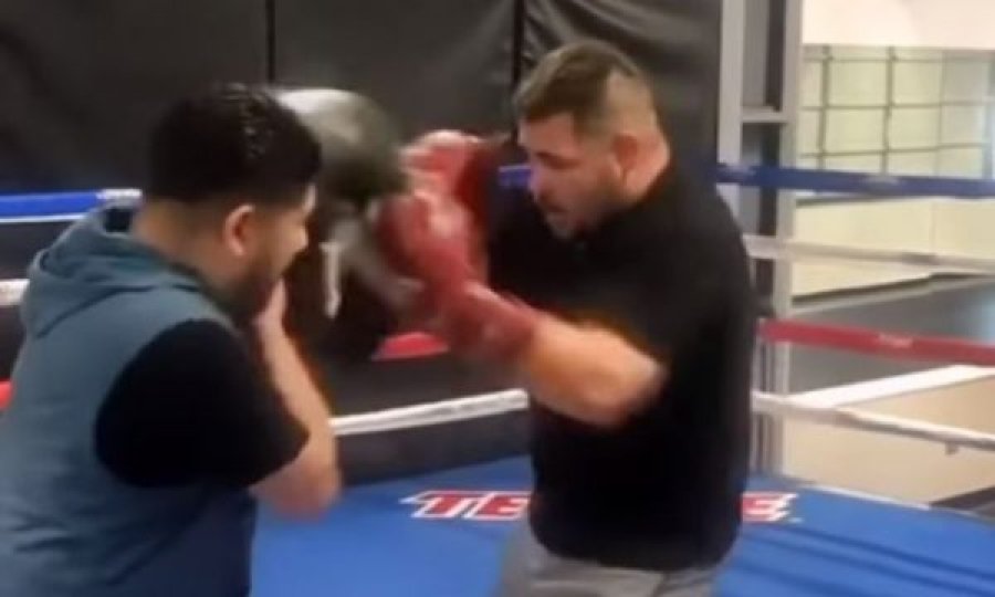 Andy Ruiz s’ka punë veç me kundërshtarë, desh e kishte nokautuar edhe trajnerin e tij me një grusht të fortë