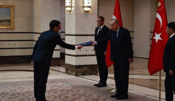 Ambasadori Agon Vrenezi shkon te Erdogani, ia dorëzon letrat kredenciale