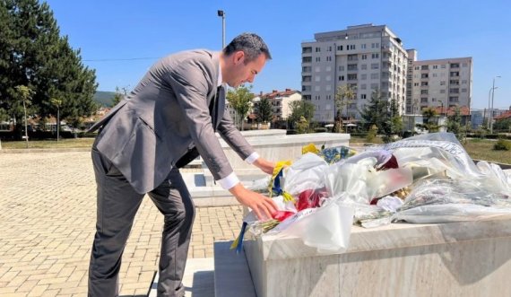 Konjufca bën homazhe te varri i Adem Demaçit