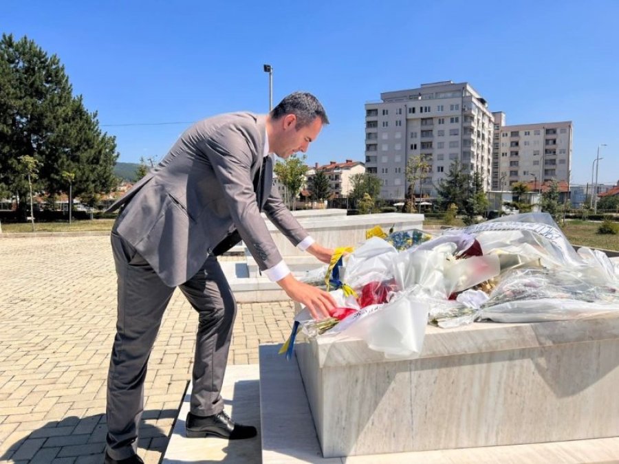 Konjufca bën homazhe te varri i Adem Demaçit