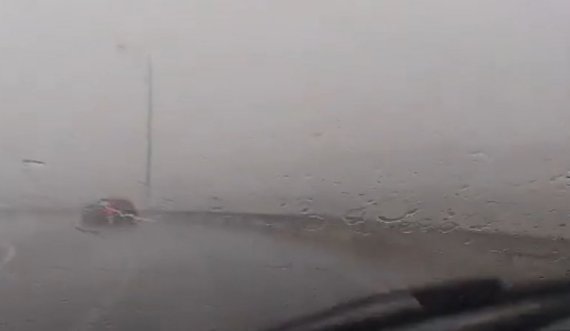 Pas reshjeve, vërshohen edhe rrugët