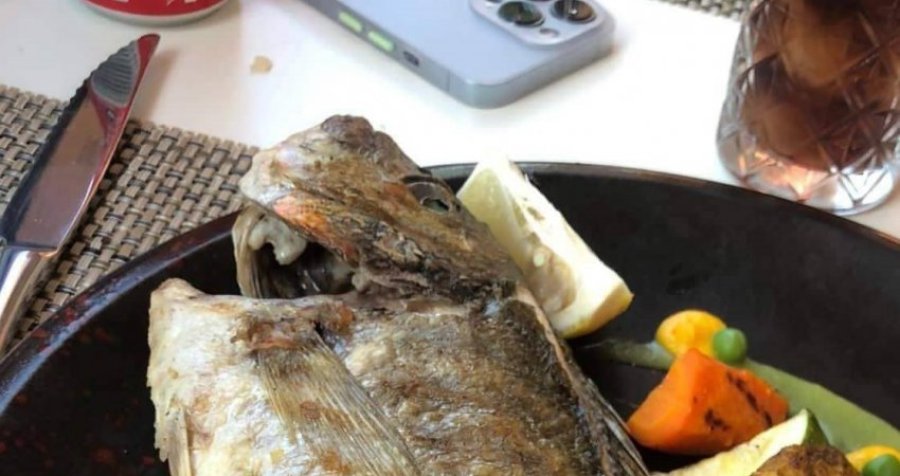 Shqiptari nga Ohri denoncon restorantin në bregdetin shqiptar: Në menu peshku ishte 12 mijë lekë, në faturë ma sollën 75 mijë