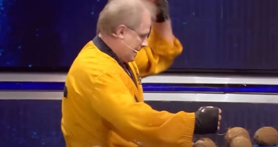 Burri me një dorë theu 148 arra kokosi në një minutë