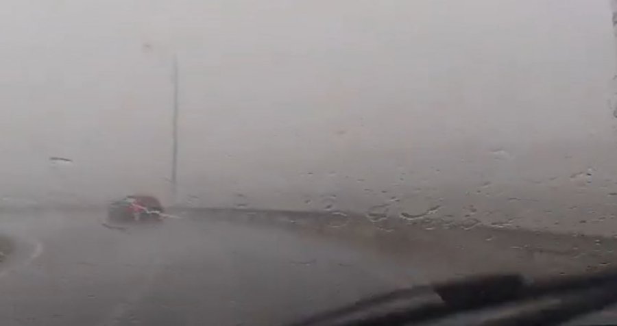 Pas reshjeve, vërshohen edhe rrugët