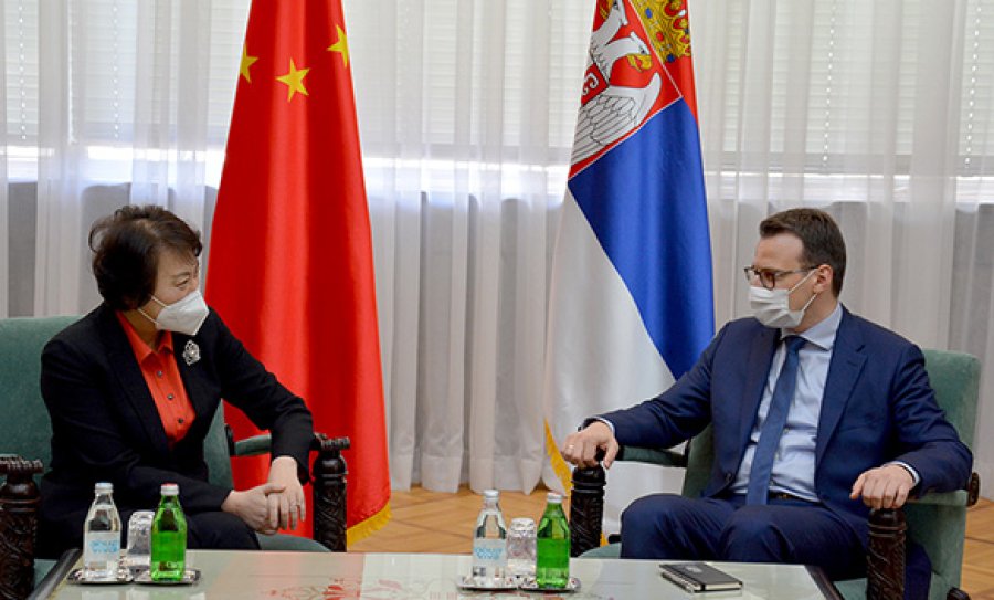 Petkoviq i flet keq për Kosovën ambasadores kineze në Beograd