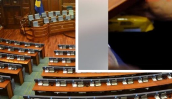 Deputeti i VV-së ha keksa fshehurazi në seancën e Kuvendit, i nxjerr lehtë nga banka