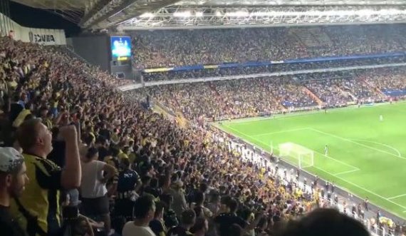 Tifozët e Fenerbahçes ia teprojnë, e thërrasin emrin e Vladimir Putinit në ndeshje me Dinamo Kievit
