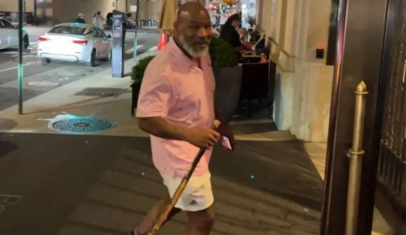 Çka po ndodh me Mike Tyson!? Legjenda e boksit çalon dhe ecën me ndihmën e një shkopi