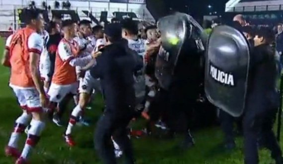 Rikthehet dhuna në futbollin latin, lojtarët përleshen me policinë
