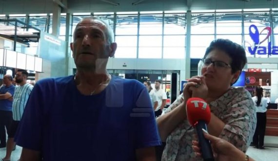 Çifti shpërthen në vaj në aeroport: Jemi mbetë vet, shumë keq, 6 fëmijë i kemi jashtë