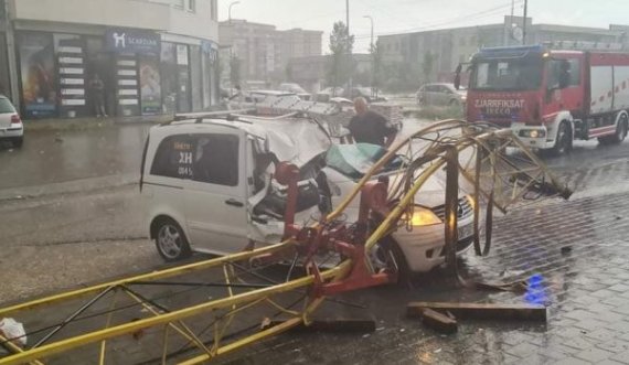 Rrëzohet vinçi nga erërat e fuqishme në Gjilan, bie mbi një veturë