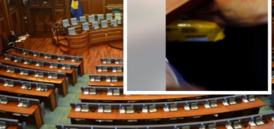 Deputeti i VV-së ha keksa fshehurazi në seancën e Kuvendit, i nxjerr lehtë nga banka