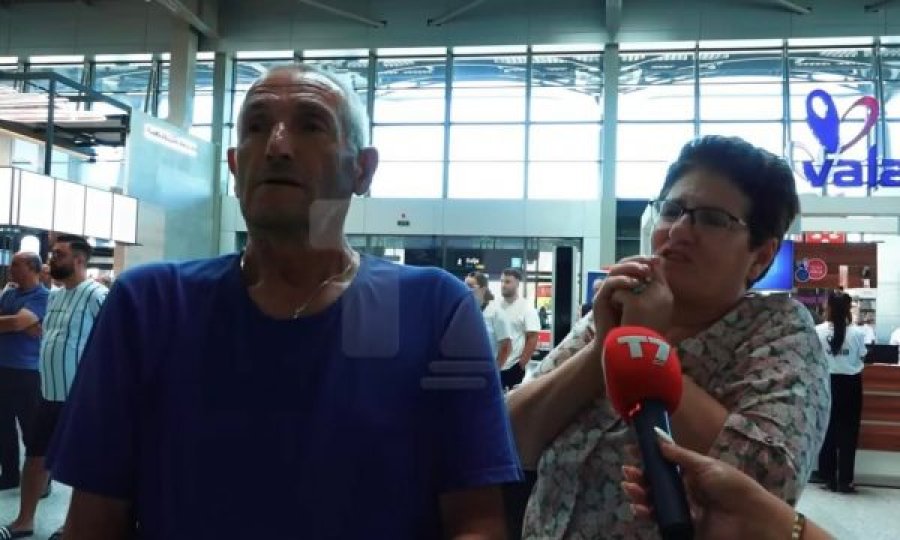 Çifti shpërthen në vaj në aeroport: Jemi mbetë vet, shumë keq, 6 fëmijë i kemi jashtë