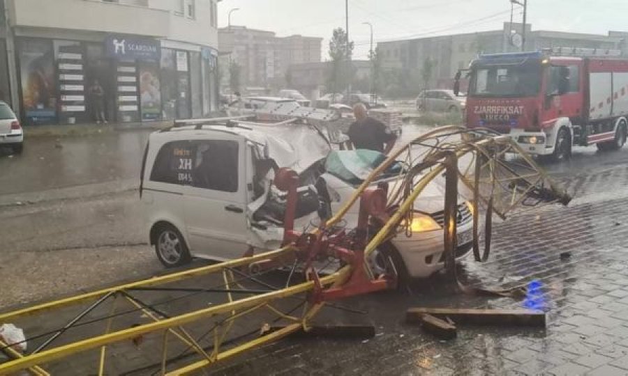 Rrëzohet vinçi nga erërat e fuqishme në Gjilan, bie mbi një veturë