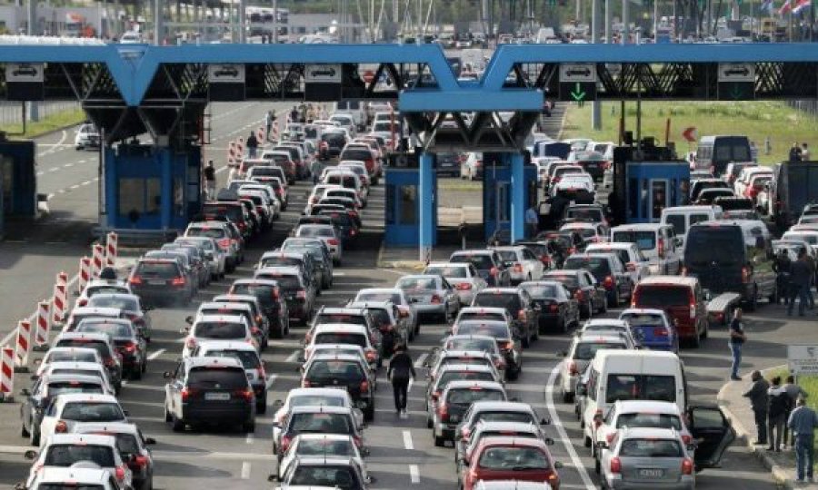 Aksident zinxhir në kufirin Hungari-Serbi, përfshihen edhe vetura të mërgimtarëve që po vinin në Kosovë
