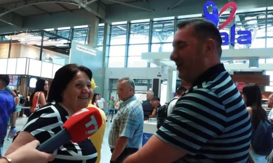 “A e ke mush çantën pare?”, momenti epik kur djali ia bën pyetjen e papritur nënës në aeroport