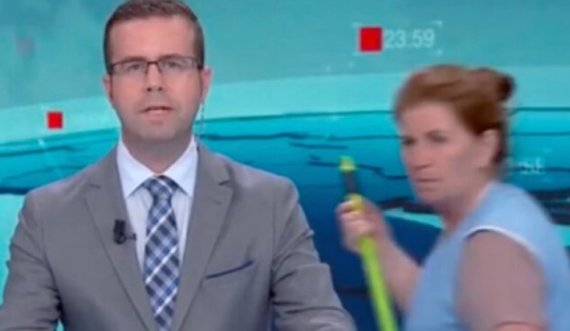 Pastruesja hyn në studio gjatë edicionit live të lajmeve në një televizion shqiptar
