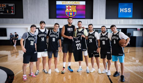 Futbollistët e Barcelonës vizitojnë qendrën stërvitore të Brooklyn Nets