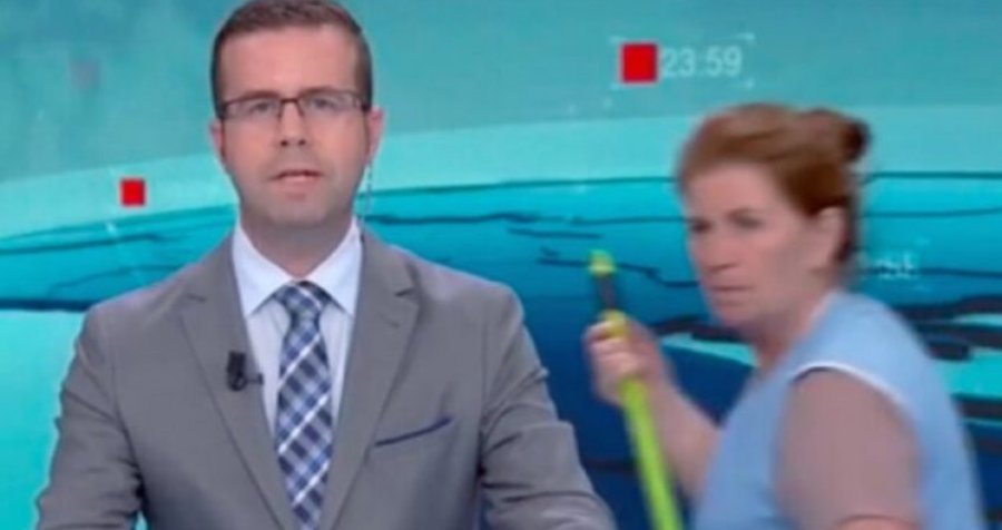 Pastruesja hyn në studio gjatë edicionit live të lajmeve në një televizion shqiptar