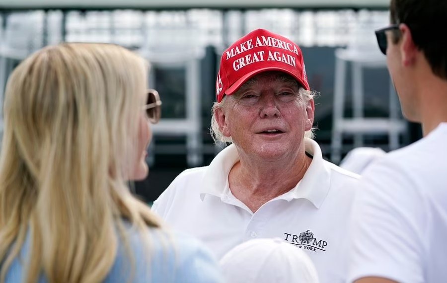 Ja si duket Donald Trump pa grim