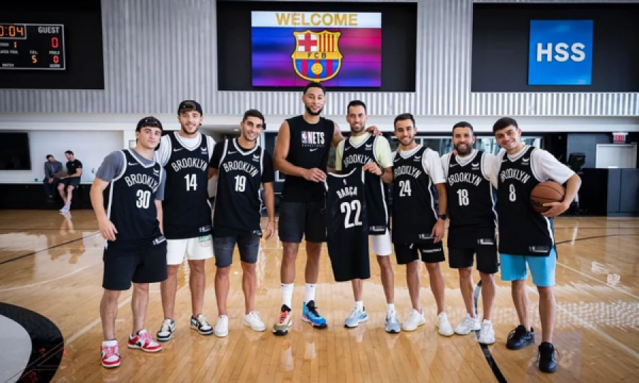 Futbollistët e Barcelonës vizitojnë qendrën stërvitore të Brooklyn Nets
