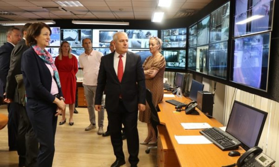 Zyrtarja e lartë amerikane për Narkotikët shkon në Zyrë te Sveçla