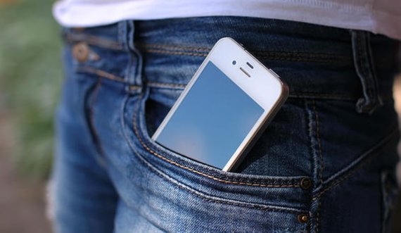 Çfarë ndodh me shëndetin tuaj nëse e vendosni celularin në xhepin anësor të pantallonave