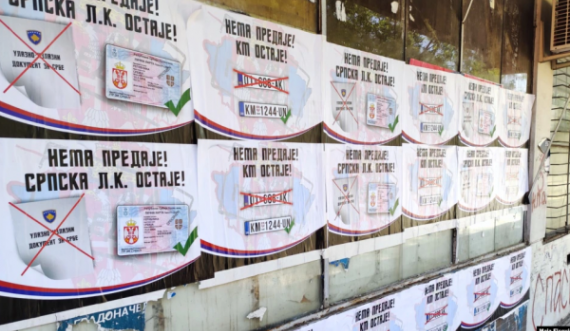 “Nuk ka dorëzim”, shfaqen pankarta në veri kundër vendimit për targa dhe dokumente