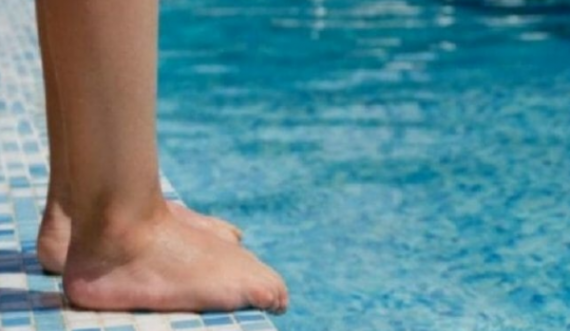 7-vjeçari hidhet në pishinën 6 metra të thellë dhe shpëton 3-vjeçarin nga mbytja