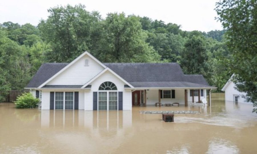 25 të vdekur nga përmbytjet në Kentucky, mes tyre 6 fëmijë