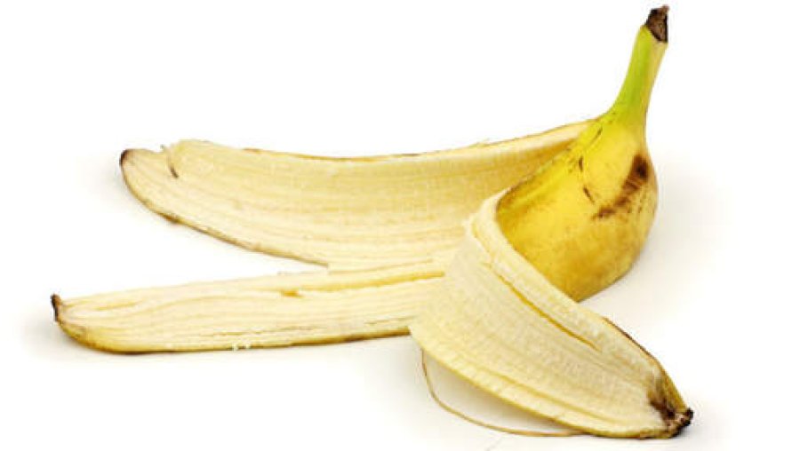 Nuk do të besoni se çfarë sëmundje shëroni nëse flini me lëvore të bananes në kokë