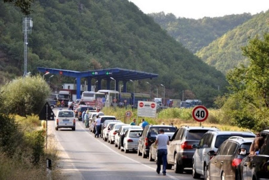 Tollovi në pika kufitare, kolona 800 metra e pritje mbi 1 orë