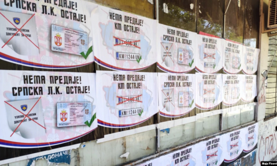 “Nuk ka dorëzim”, shfaqen pankarta në veri kundër vendimit për targa dhe dokumente