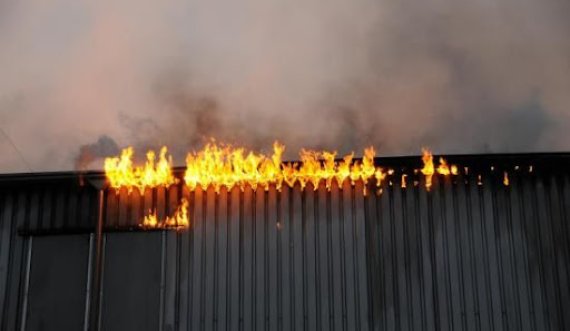 Digjet një fabrikë në Ferizaj
