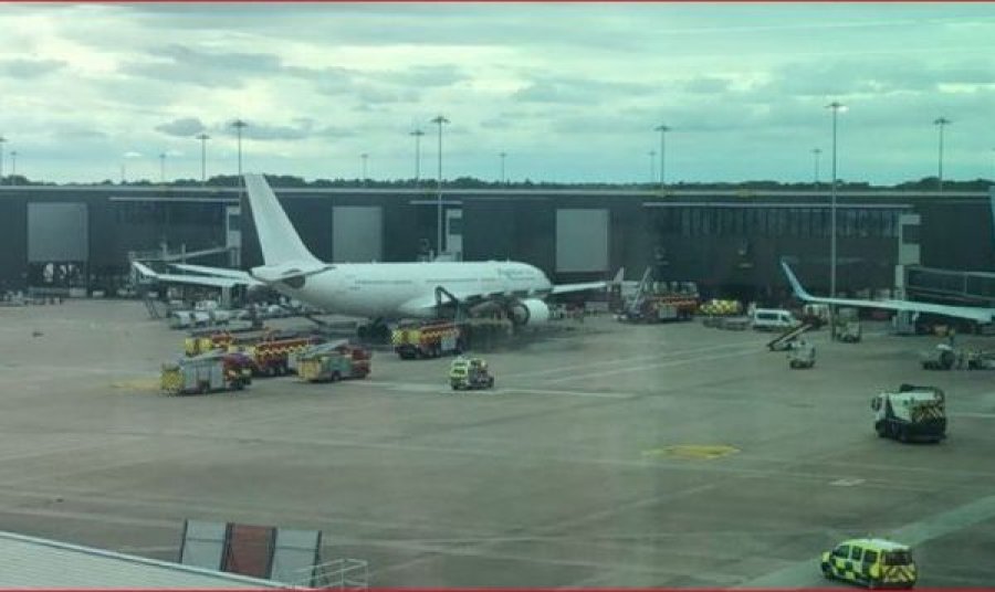 Panik në aeroport, avioni i pasagjerëve merr flakë