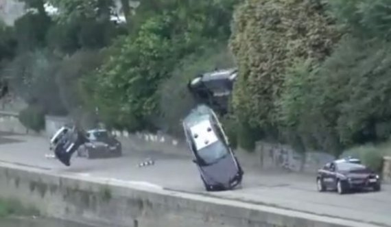 Veturat e policisë fluturojnë në ajër