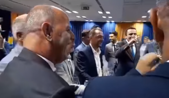 Takimi i Kurtit me kryetarët e komunave, Lladrovci i “shkrin” duke qeshur