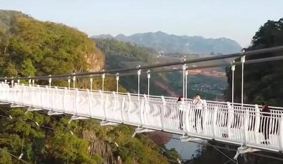 Vietnami mban trofeun për urën më të gjatë të xhamit në botë